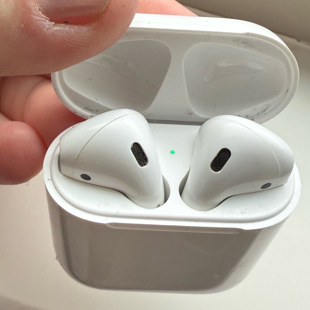 Apple AIRPODS 2nd Generation White In-Ear buds. Charging case AND buds
